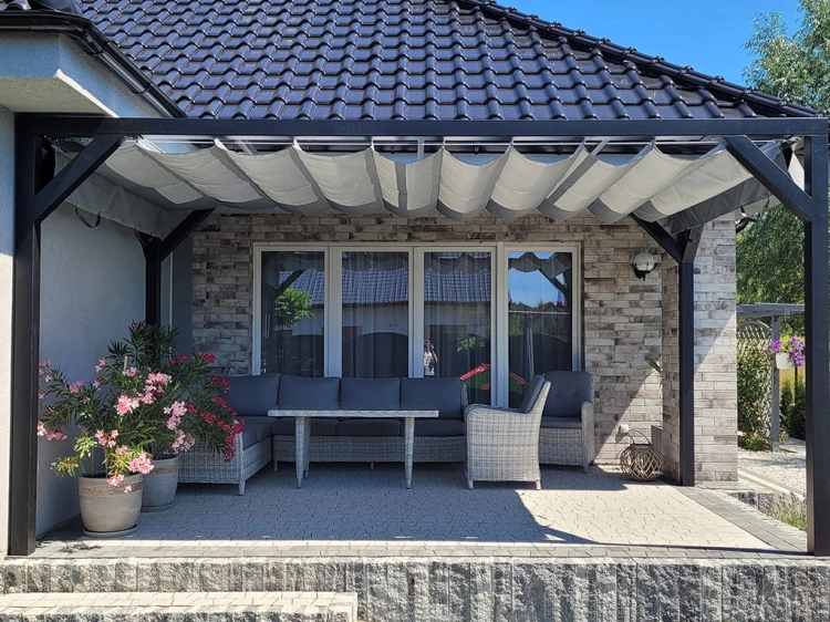 Store romain de terrasse Premium imperméable 3x4 m monté sur une pergola graphite au-dessus de meubles de jardin