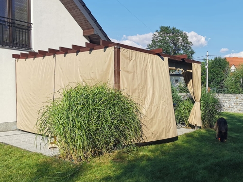 Store romain de terrasse beige 3x4 m sur une pergola en bois dans le jardin d'une maison individuelle