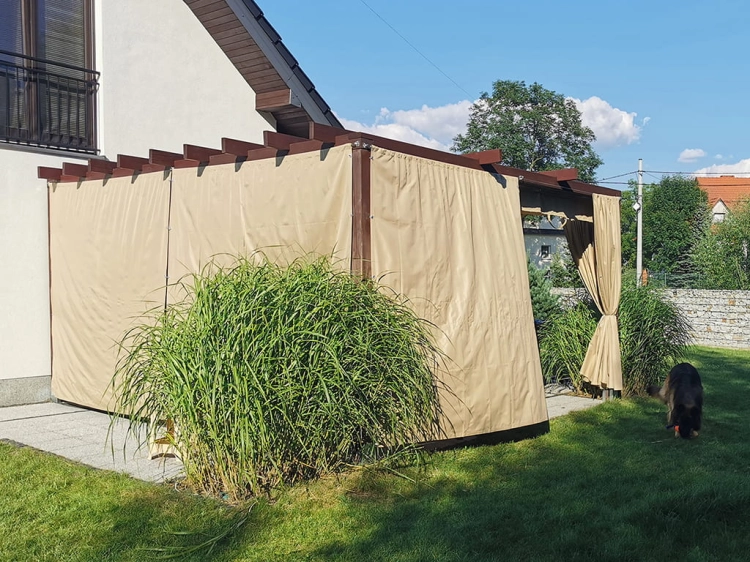 Store romain de terrasse beige 3x4 m sur une pergola en bois dans le jardin d'une maison individuelle