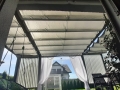 Horizontales Raffrollo 3x5m für eine freistehende Pergola.