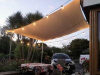 Voile d'ombrage imperméable 3x4,5 m avec éclairage d'ambiance au-dessus de la terrasse et de la table de jardin