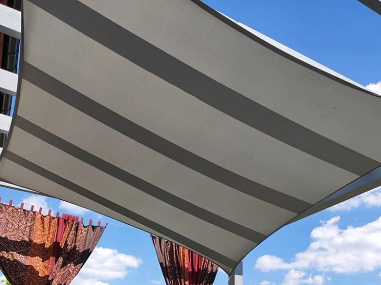 Toldo vela rectangular impermeable 3x4 m a rayas grises y blancas, protección solar eficaz para la terraza