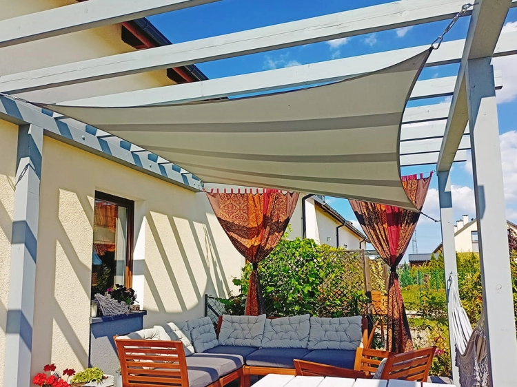 Voile d'ombrage imperméable 3x4 m au-dessus des meubles de terrasse sur une pergola en bois