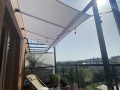 Toldo vela Premium impermeable 3x3 m instalado en terraza como protección solar sobre muebles de jardín