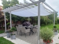 Voile d'ombrage carrée blanche imperméable 3x3 m Premium installée sous une pergola au-dessus de meubles de jardin