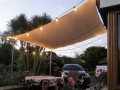 Wasserdichtes Premium Sonnensegel 3x3 m in Beige, beleuchtet mit stimmungsvollen Lichtern über der Terrasse