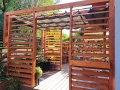 Tenda a pacchetto marrone per esterni in materiale HDPE montata su una pergola in legno in giardino