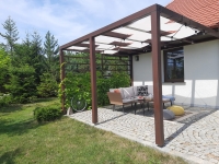 Voile d'ombrage blanc 1x5 m monté sur une pergola en bois au-dessus d'un salon de jardin