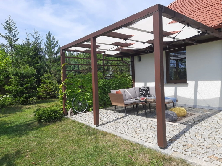 Voile d'ombrage blanc 1x5 m monté sur une pergola en bois au-dessus d'un salon de jardin