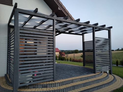 Bande pare-soleil grise tressée à travers les poutres en bois d'une pergola moderne sur une terrasse de maison