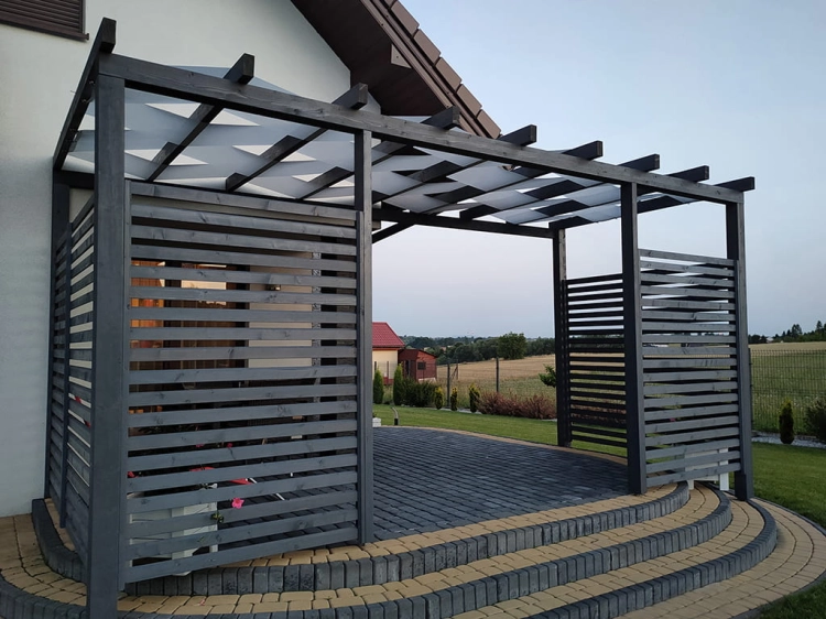 Bande pare-soleil grise tressée à travers les poutres en bois d'une pergola moderne sur une terrasse de maison