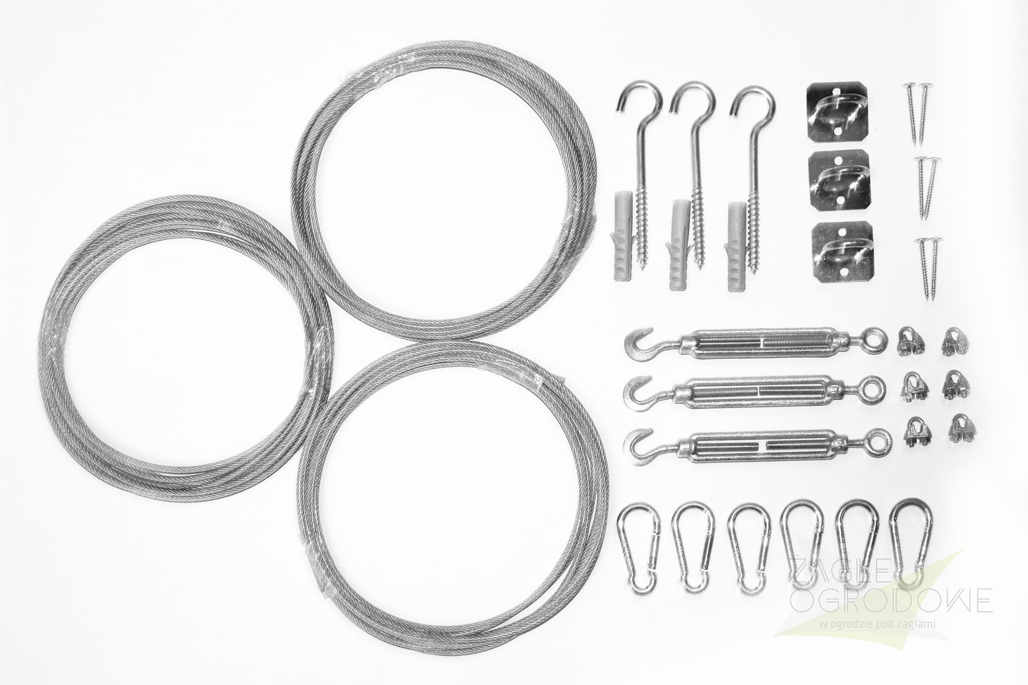 Kit de montage pour voile d'ombrage rétractable avec trois câbles en acier, tendeurs, mousquetons et crochets sur fond blanc