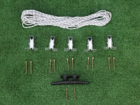 Kit pour stores romains avec cordon blanc, cinq poulies, taquet noir et vis sur fond vert