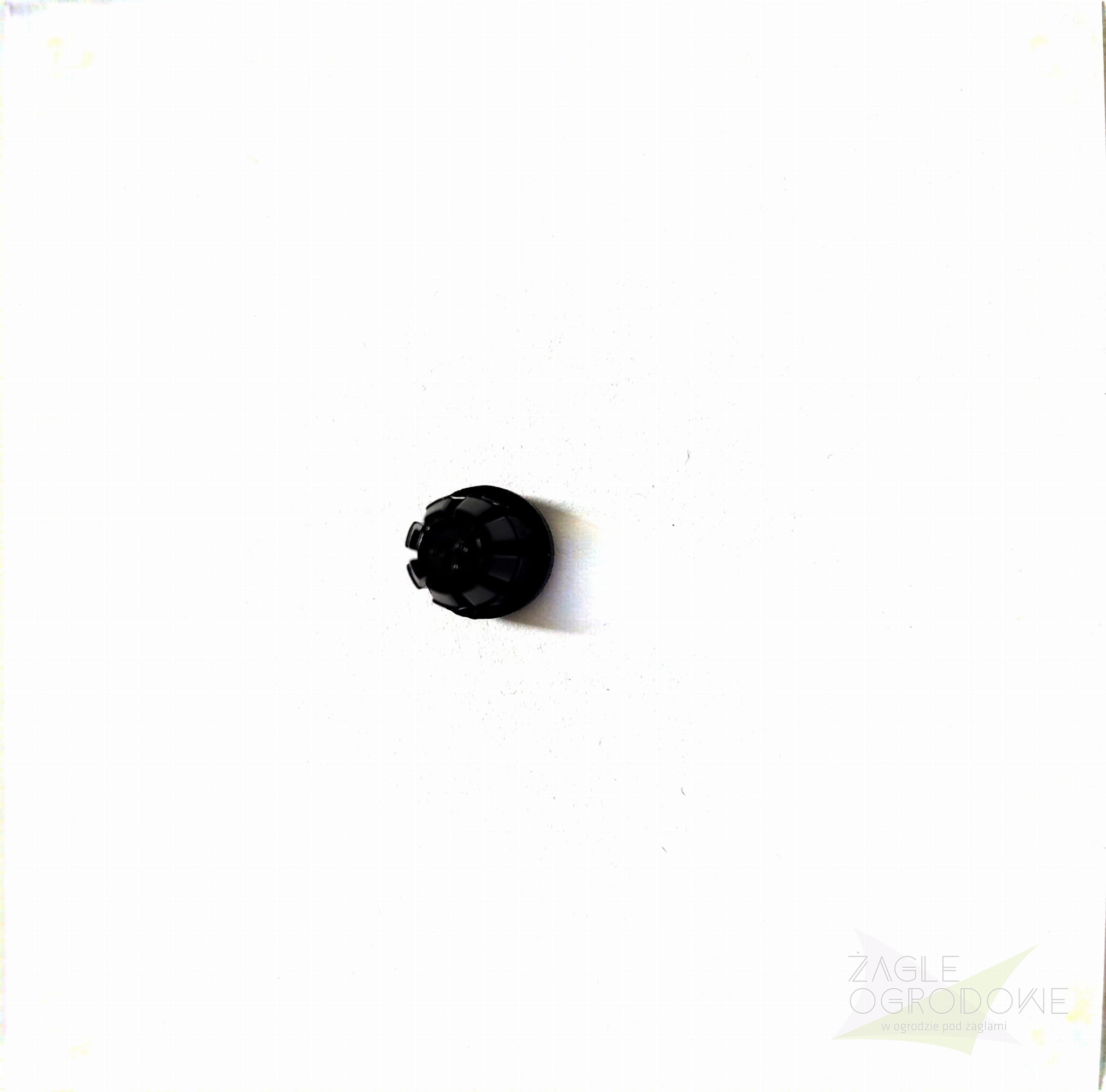 Bouchon noir pour tube en aluminium sur fond blanc. Embout de montage rond en plastique.