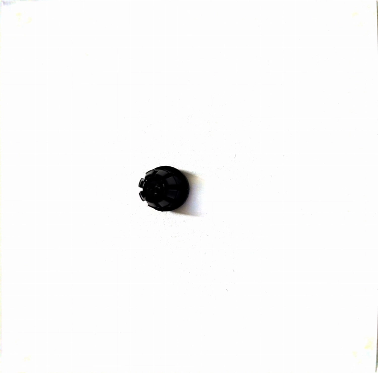 Tapón negro para tubo de aluminio sobre fondo blanco. Tapón de montaje redondo de plástico.