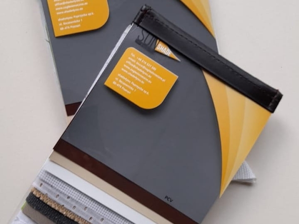 Professzionális anyagminta-válogatás római rolókhoz és napárnyékolókhoz szürke, bézs és fehér árnyalatokban