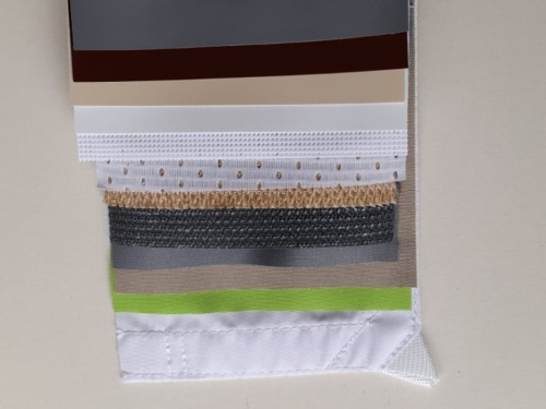 Professzionális textil mintakészlet különféle struktúrákkal és színekkel, a fehértől a sötétbarnáig