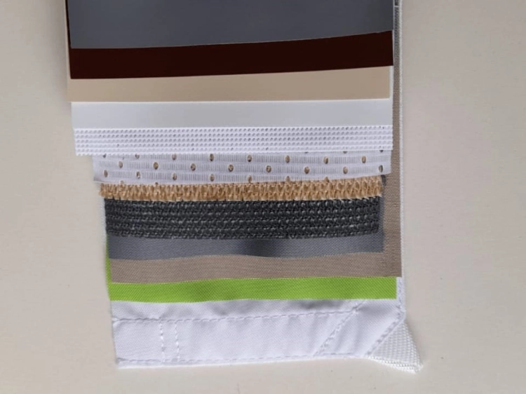 Professzionális textil mintakészlet különféle struktúrákkal és színekkel, a fehértől a sötétbarnáig