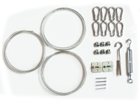 Kit de montage pour voile d'ombrage : câbles en acier, mousquetons, serre-câbles, ridoirs et supports muraux sur fond blanc