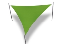 Voile d'ombrage triangulaire verte montée sur trois poteaux métalliques