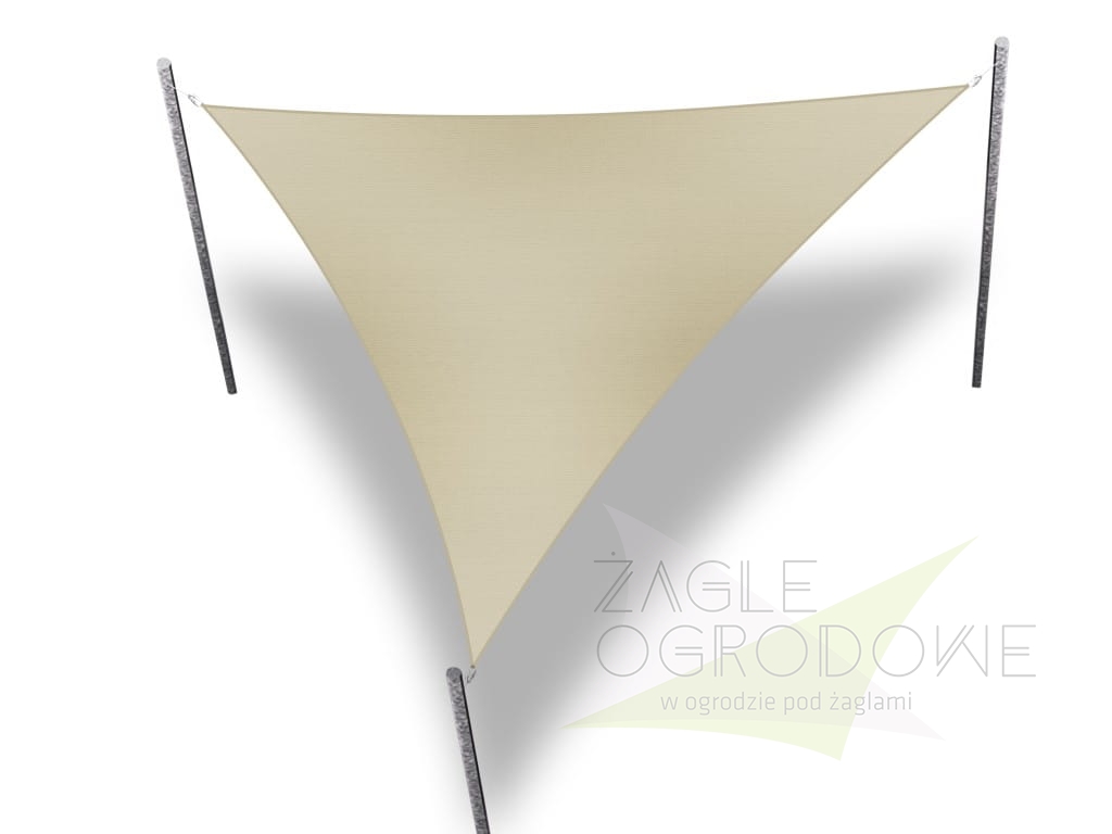 Toldo vela de jardín triangular en color beige instalado sobre tres postes metálicos