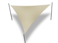 Vela de sombra triangular de color beige montada sobre tres postes sobre fondo blanco