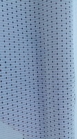 Rideau de terrasse blanc à structure de maille fine avec ouvertures régulières pour flux d'air