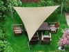 Toldo vela triangular beige 5x5x7 m extendido sobre muebles de madera en el césped del jardín