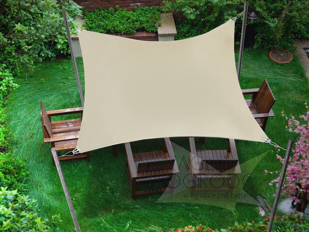 Vela ombreggiante impermeabile 4x4 m color beige sopra un set di mobili in legno su un prato in giardino