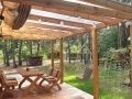Vela da giardino impermeabile beige retrattile premium su pergola in legno con terrazza e mobili da giardino