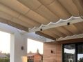Rulou roman de terasă Premium bej deschis cu proprietăți impermeabile montat pe o structură albă cu iluminare
