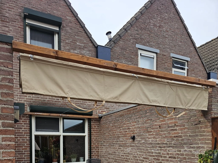 Store romain de terrasse Premium imperméable de 3x3 m monté sur une poutre en bois sur la terrasse