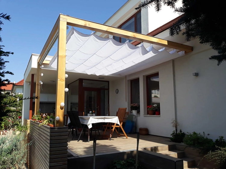 Store romain de terrasse blanc 3x3 m Premium monté sur une pergola en bois au-dessus de la terrasse avec mobilier de jardin