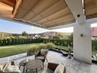 Store romain de terrasse beige 3x4 m monté sur une terrasse moderne avec meubles de jardin et vue sur le jardin