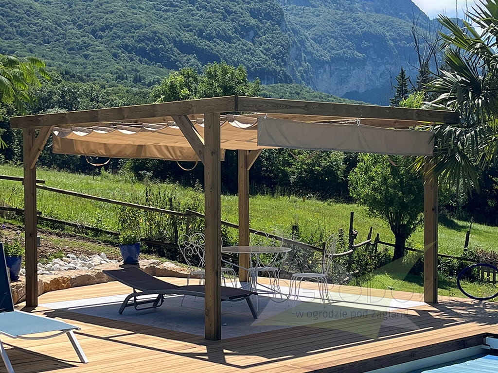 Pergola en bois avec store romain beige 4x4 m sur une terrasse au bord de la piscine avec vue sur la montagne