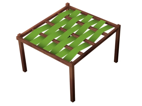 Zelený vodotěsný pás na pergolu 0,5x5 m propletený mezi dřevěnými trámy zastřešení