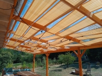 Bande d'ombrage de tonnelle couleur sable en tissu HDPE montée sur une structure de terrasse en bois