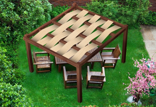 Brązowa pergola w ogrodzie z przeplatanymi kremowymi pasami przeciwsłonecznymi z tkaniny HDPE nad meblami tarasowymi
