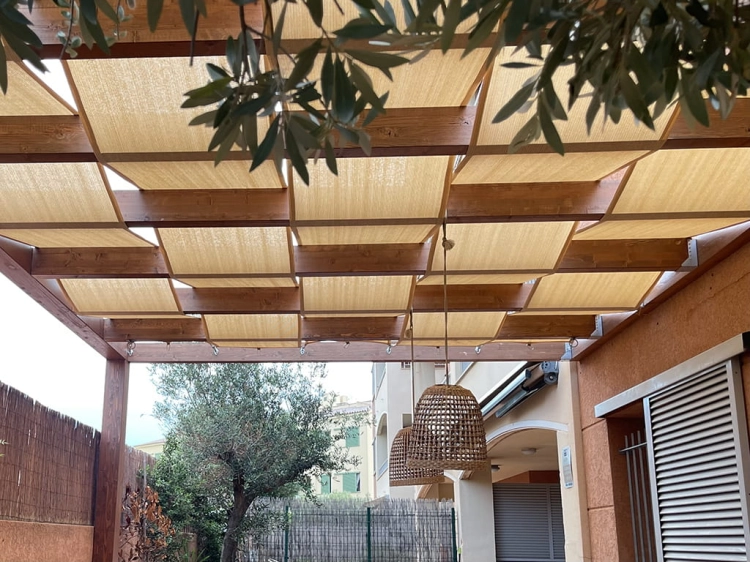 Beżowy pas altanowy przeciwsłoneczny z tkaniny HDPE zamontowany na drewnianej pergoli tarasowej