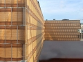 Brise-vue marron en HDPE, canisse d'ombrage et coupe-vent monté sur une clôture de terrasse en métal
