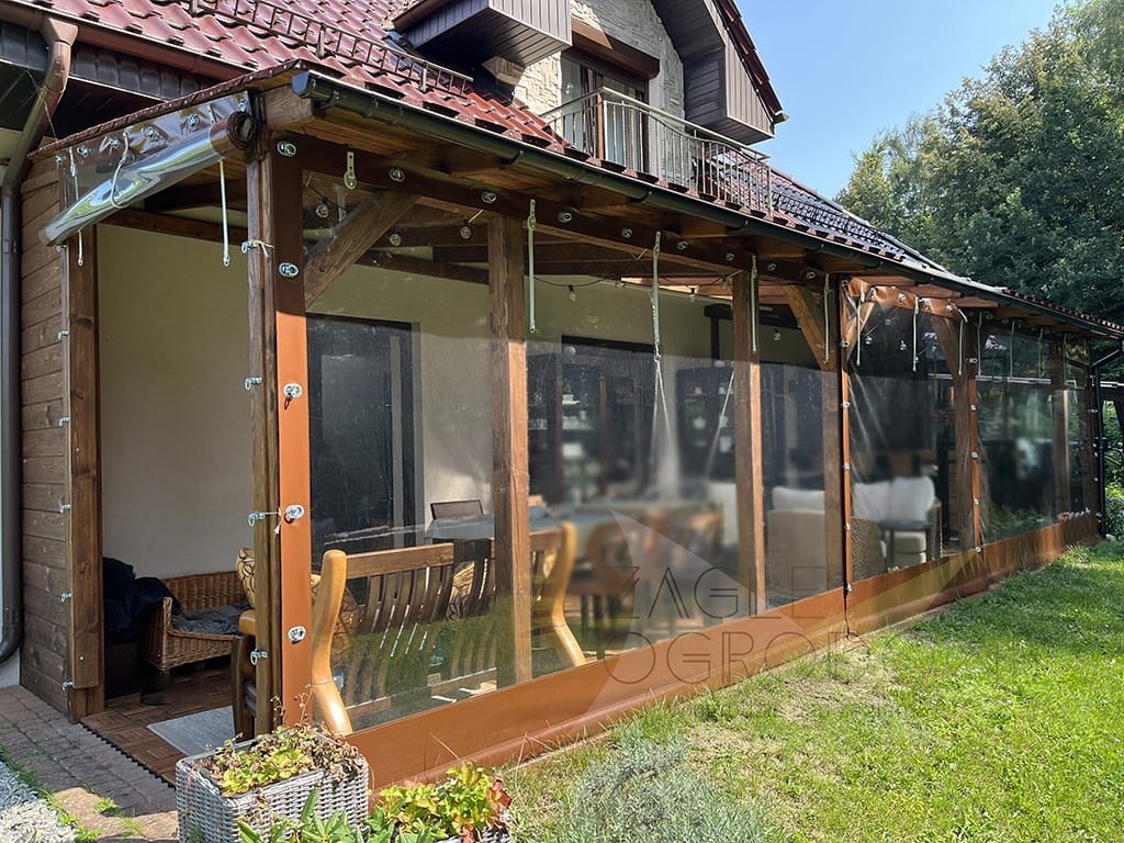 Przeźroczysta plandeka na wymiar osłaniająca drewniany taras przed deszczem i wiatrem