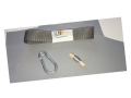 Kit di riparazione per vele ombreggianti con moschettone, fettuccia e filo su sfondo di tessuto grigio