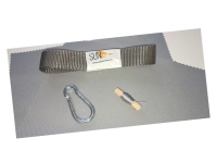 Kit di riparazione per vele ombreggianti con moschettone, fettuccia e filo su sfondo di tessuto grigio