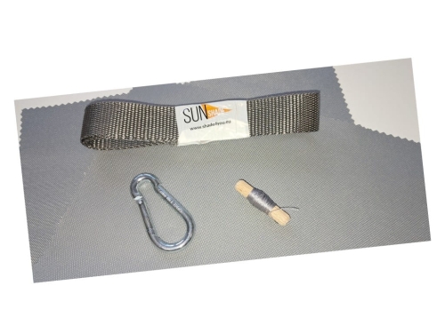 Sonnensegel-Reparaturset mit Karabiner, Gurtband und Garn auf grauem Stoffhintergrund