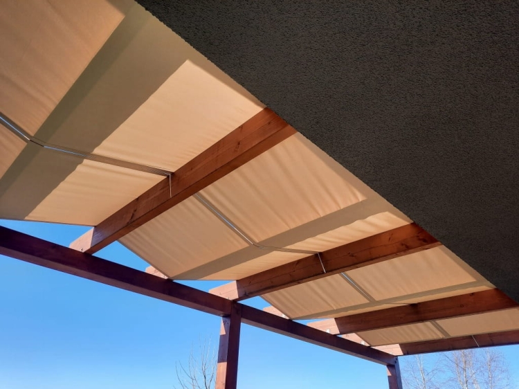 Store romain imperméable pare-soleil monté sous une structure en bois de pergola de terrasse sur mesure