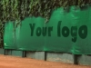Zelená clona na tenisový kurt na mieru s potlačou Your logo pod živým plotom