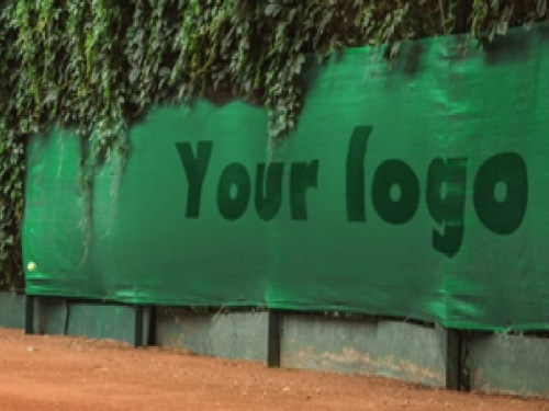 Bâche de tennis verte sur mesure avec inscription Your logo imprimée devant une haie