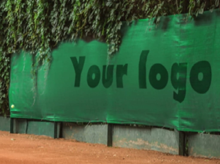 Bâche de tennis verte sur mesure avec inscription Your logo imprimée devant une haie