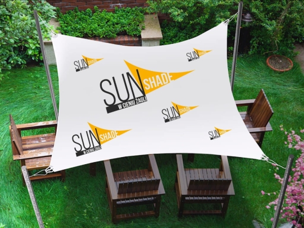 Voile d'ombrage blanche imperméable sur mesure avec impression Sun Shade au-dessus de meubles de jardin en bois