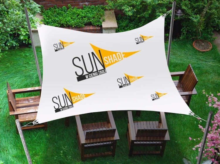 Wit, rechthoekig schaduwdoek met Sun Shade opdruk, gemonteerd boven houten tuinmeubelen